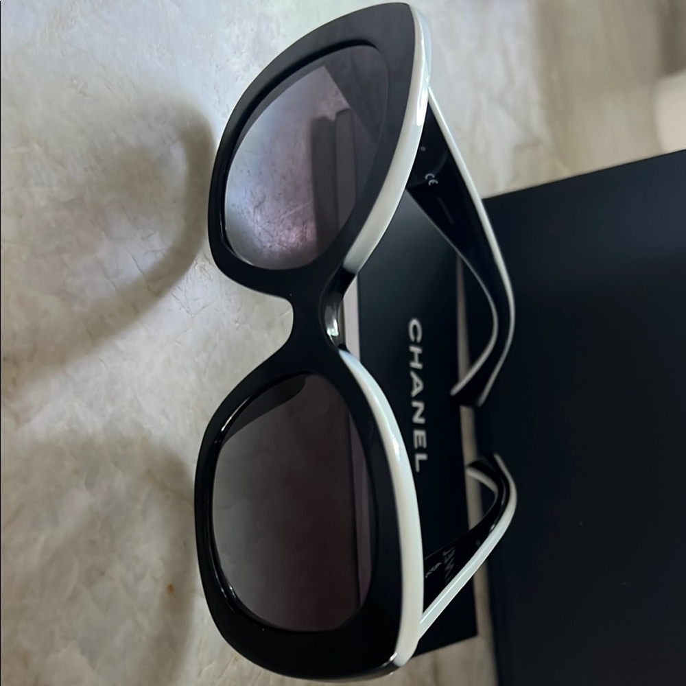 CHANEL Black Sunglasses Elegant Accessories - Picture 4 of 5